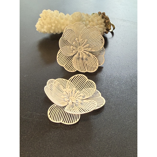 Estampes Pendentifs Filigrane Multi-Fleurs avec pistil 36 mm 3D – Métal BLANC