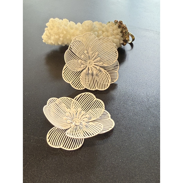 Estampes Pendentifs Filigrane Multi-Fleurs avec pistil 36 mm 3D – Métal BLANC