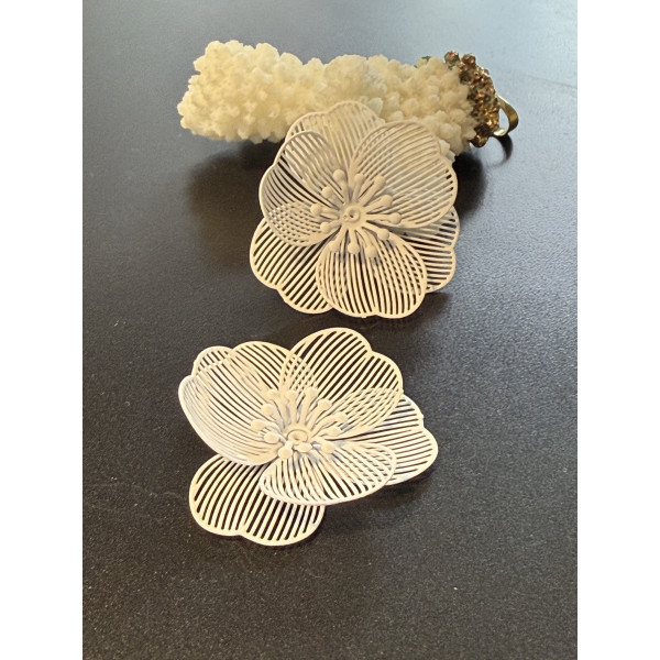 Estampes Pendentifs Filigrane Multi-Fleurs avec pistil 36 mm 3D – Métal BLANC