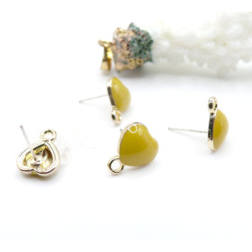 Boucles d’oreille Clou Cœur Émaillé Jaune avec Attache – Métal Doré (avec poussoirs plastiques)