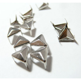 lot de 10 clous pyramide triangle à griffe  de 10mm  PP