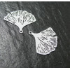 Estampes pendentif filigrane Gincko Biloba Feuille couleur Blanche de 20 par 25mm