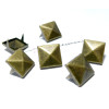 PAX de 50 clous, rivets 12mm Pyramide carré à 2 Griffes métal couleur Bronze