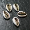 2 perles interclalaires émaillés Cauri résine emaille Blanc sur metal doré 14 par 4,5mm