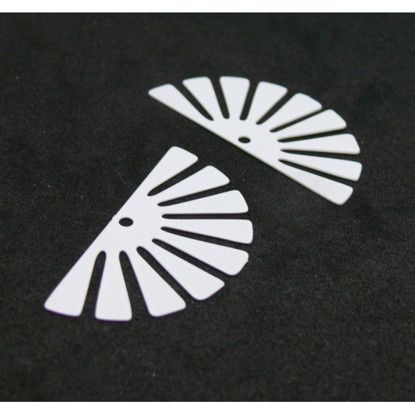 Estampes pendentif filigrane demi Soleil Eventail Blanc 18 par 35 mm
