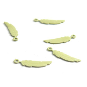 AE11110375 Lot de 10 Estampes pendentif filigrane petites Plumes 3 par 12 mm Coloris Vert Pale