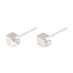 Paires de Boucles d'oreille puce Cube avec attache metal coloris Argent Platine et embout plastique