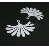 AE115854 Lot de 2 Estampes pendentif filigrane Eventail Blanc 29 par 35 mm