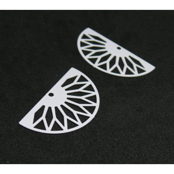 Estampes pendentif filigrane demi cercle Eventail GM 16 par 30 mm Coloris Blanc