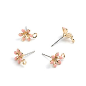Boucles d'oreille clou puce avec attache Fleur émaillée Rose métal couleur Doré ( vendu avec embouts poussoirs plastique )