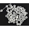PS1108354 PAX 100 pendentifs Perles intercalaire passants Rond Plat Blanc 7mm motif Alphabet Noir Acrylique