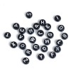 PS110081759 PAX 100 pendentifs Perles intercalaire passants Rond Plat Noir 7mm motif Alphabet Blanc Acrylique