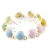 Boucles d’oreille Clou Cœur Émaillé Bleu Pastel avec Attache – Métal Doré (avec poussoirs plastiques)