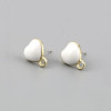 Boucles d’oreille Clou Cœur Émaillé Blanc avec Attache – Métal Doré (avec poussoirs plastiques)