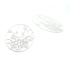AE114467 Lot de 2 Estampes pendentif filigrane Bouquet de Fleur Medaillon Ovale 40mm métal couleur Blanc