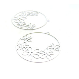 AE114993 Lot de 2 Estampes pendentif filigrane Fleurs dans Cercle 32mm coloris Blanc