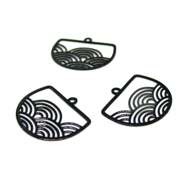 AE1112364 Lot de 4 Estampes pendentif filigrane Geométrique Vague Japonisant  22 par 18mm métal coloris Noir