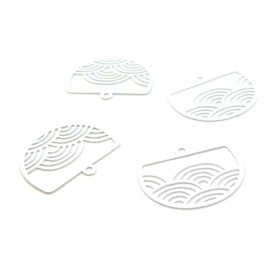 AE1112364 Lot de 4 Estampes pendentif filigrane Geométrique Vague Japonisant  22 par 18mm métal coloris Blanc