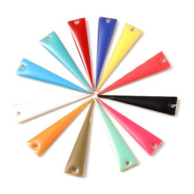 PS11733914 PAX 4 pendentifs style émaillé - Triangle long  et fin - 28 par 7 mm metal couleur Doré
