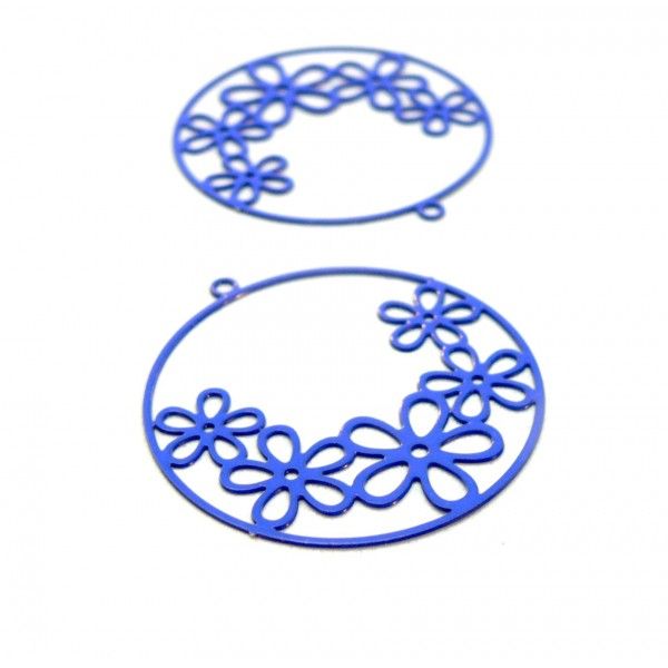 AE114993 Lot de 2 pendentifs filigrane, Multifleurs dans Cercle 32 par 34 mm Laiton Coloris Bleu Electrique