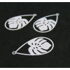 AE1112349 Lot de 4 pendentifs filigrane, Feuille de Monstera dans Goutte 26 par 15 mm Coloris Blanc