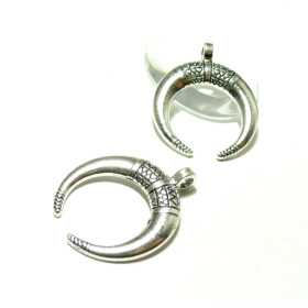 Pendentifs Grande Corne de Buffle Cheyenne Croissant – Métal Argent Antique

Caractéristiques :