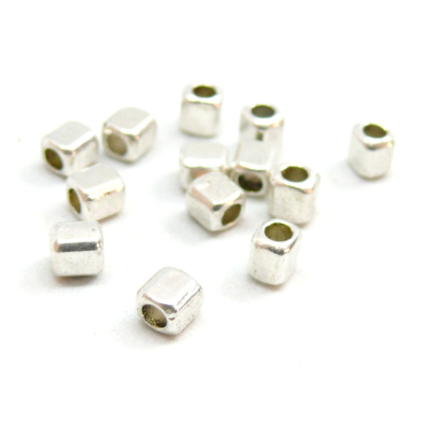 PS110081420 PAX 50 perles intercalaire, cube 4mm trou 2.2mm, métal couleur Argent Antique