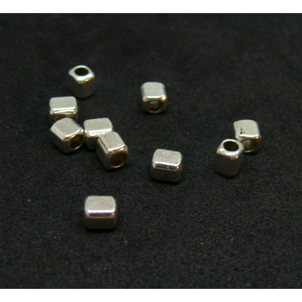 PS110081420 PAX 50 perles intercalaire, cube 4mm trou 2.2mm, métal couleur Argent Antique