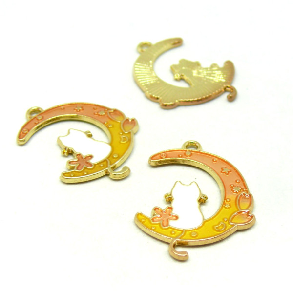 PS11719445 – Lot de 4 Pendentifs Chat sur Lune Kawai 17 mm – Émail & Métal Doré