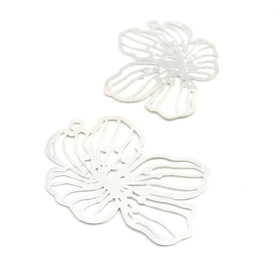 AE116598 – Lot de 2 Estampes Pendentifs Fleur 37mm – Laiton Argent Vif