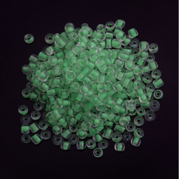 sachet d'environ 1000 Perles de rocaille en verre Vert 3x2mm 25gr qui s'illumine dans le noir