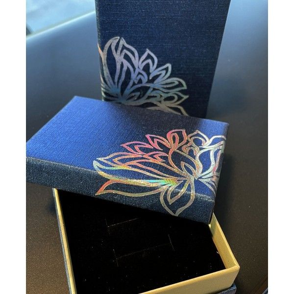 Emballage Cadeau Fleurs de Lotus, Boite à bijoux avec mousse  velours pour Bijoux 6,8 par 9 par 3,3cm