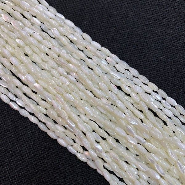 Perles nacre Oblong forme grain de riz  4 par 7 mm coloris Blanc Irisé