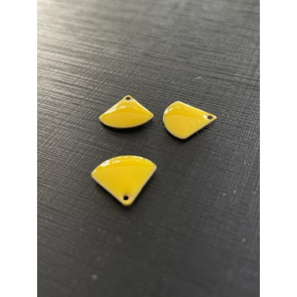 Sequins médaillons émaillés Eventail 13 par 12mm Jaune sur une base en métal doré