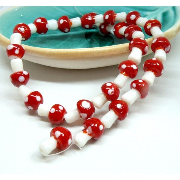 Réalisez des bijoux avec ce lot de perles tubes rouges transparentes !