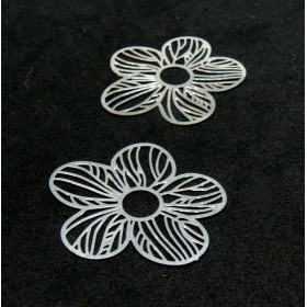 Estampes - pendentif connecteur, filigrane Fleur 34 par 28 mm - cuivre coloris Argent Vif