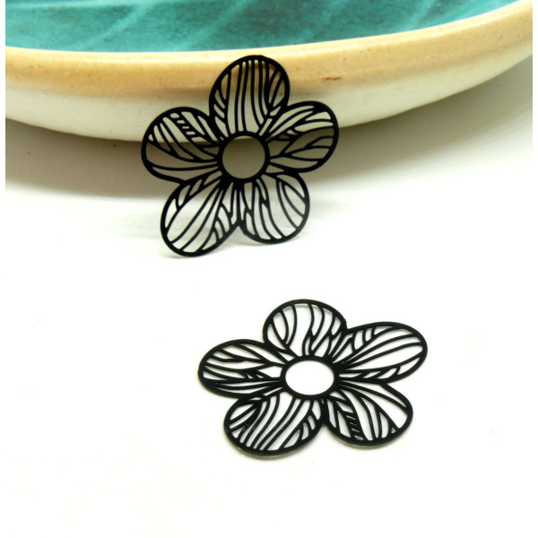 Estampes - pendentif connecteur, filigrane Fleur 34 par 28 mm - cuivre coloris NOIR