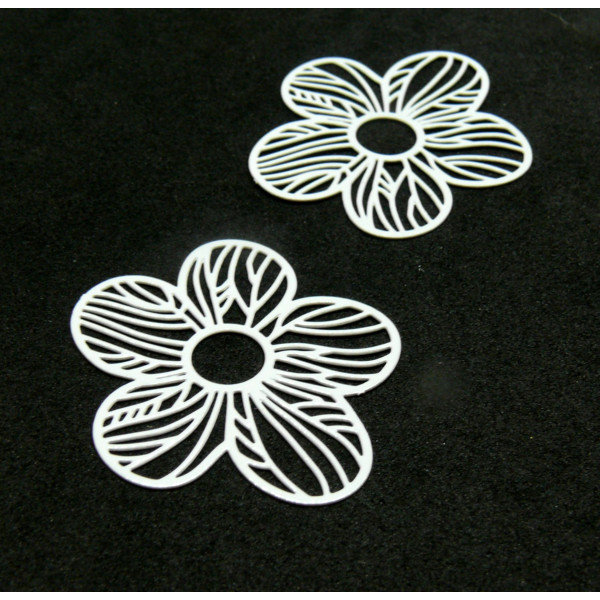 Estampes - pendentif connecteur, filigrane Fleur 34 par 28 mm - cuivre coloris BLANC