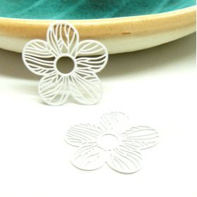 Estampes - pendentif connecteur, filigrane Fleur 34 par 28 mm - cuivre coloris BLANC