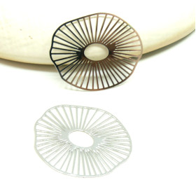 Estampes - pendentif filigrane Géométrique Anémone 35 par 32mm - métal finition Argent Platine