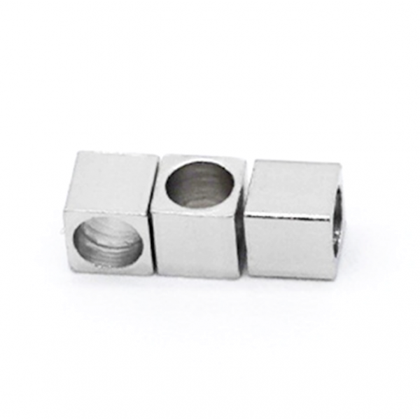 Perles intercalaires Cubes 4mm, Trou 2mm en Acier Inoxydable 304 finition Argent Rhodié