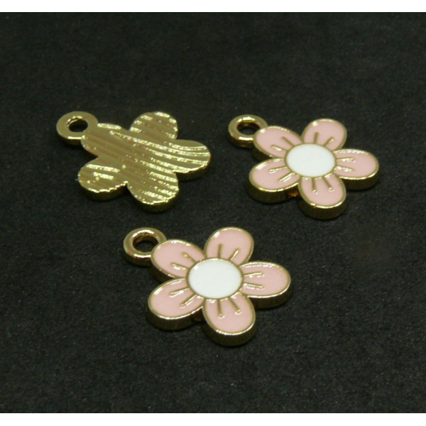 Pendentifs résine style émaillés Fleur, Marguerite 13mm Rose Pale sur une base en métal Doré