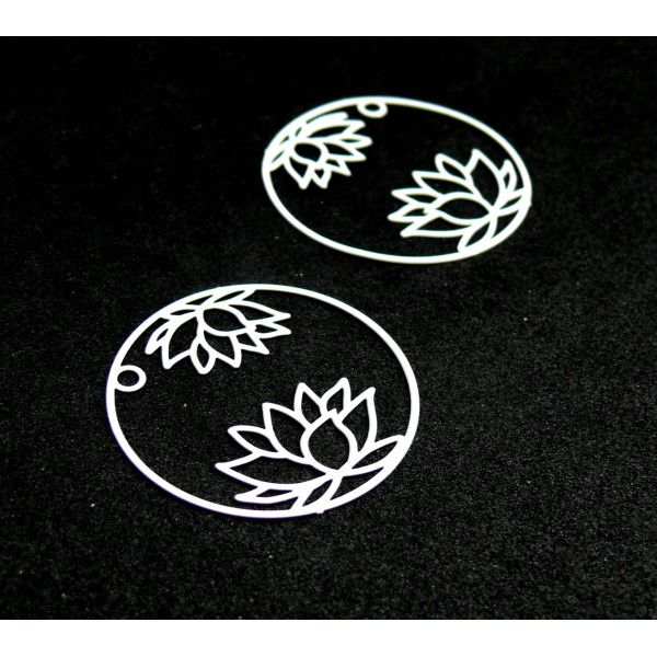 Estampes pendentif filigrane Fleur de Lotus dans Cercle 27 mm Métal coloris Blanc