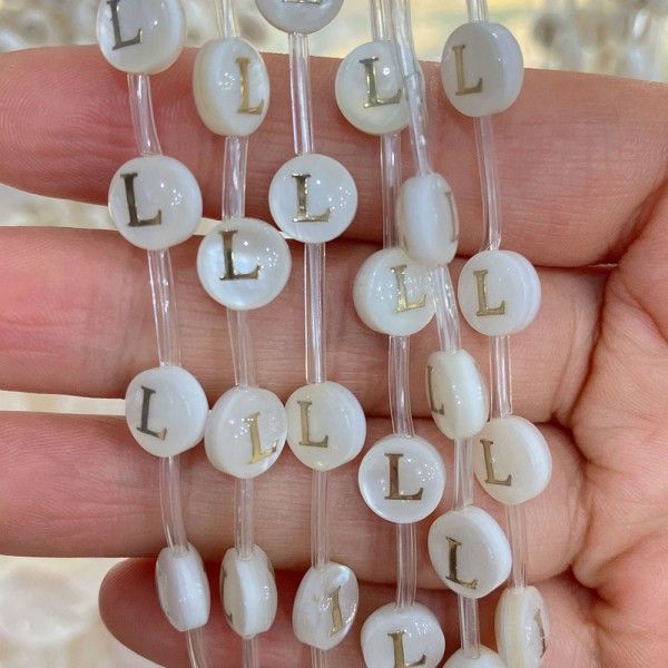 Perles intercalaire  8mm en Nacre, Lettre Alphabet L Doré