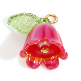 Pendentifs Fleur avec feuille 14mm en résine coloris Rose Foncé