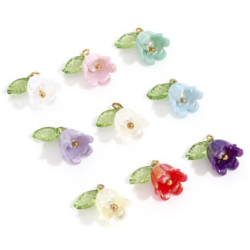 Pendentifs Fleur avec feuille 14mm en résine coloris Vert Pastel
