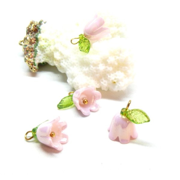 Pendentifs Fleur avec feuille 14mm en résine coloris Rose