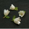 Pendentifs Fleur avec feuille 14mm en résine coloris Blanc Cassé