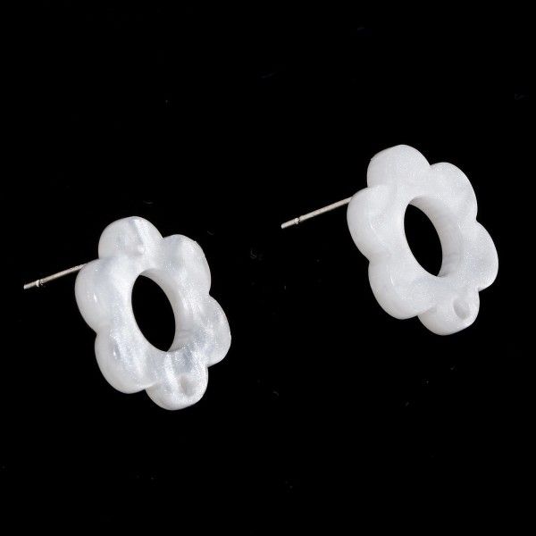 Boucles d'oreille Puce  Fleur 14 mm en Acrylique avec trou d'attache et embouts plastique DIY coloris Blanc Nacré