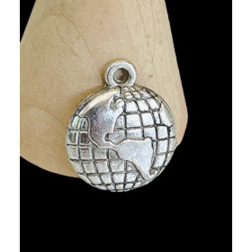 2A7637 – Lot de 10 Pendentifs Carte du Monde 16x19.5mm Vieil Argent pour Bijoux